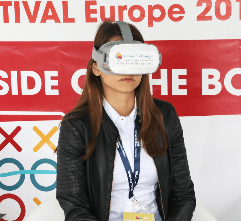 Участничка тества VR съдържание с Oculus Go очила по време на Webit Festival 2018